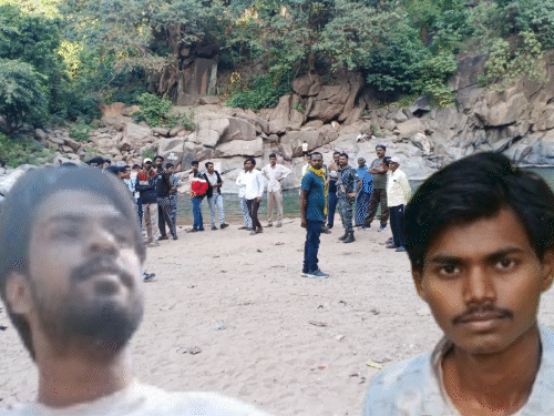 लातेहार के पातम-डाटम वाटरफॉल में डूबे दो युवक:दोस्तों के साथ नहा रहे थे, गहरे पानी में समाए, 18 घंटे से हो रही तलाश, पहुंचेगी NDRF