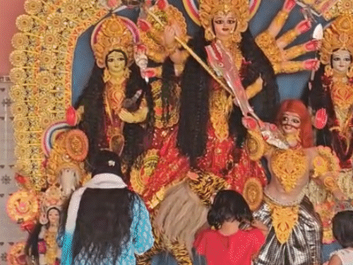 कोडरमा के गुमो देवी मंदिर में 400 साल पुरानी परंपरा:पहले दिन से नवमी तक होती है बकरे की बलि, पदमा राजा के समय की परंपरा