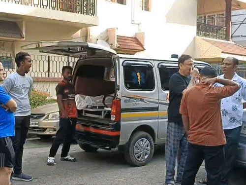 जमशेदपुर में अपार्टमेंट की छत से गिरे बुजुर्ग की मौत:मॉर्निंग वॉक के दौरान हादसा, पत्नी के साथ रहते थे, बेटा अमेरिका और बेटी बेंगलुरु में