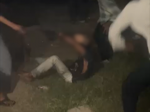 मोबाइल विवाद में युवक की लात-घूंसों से पिटाई, VIDEO:बरियारपुर रेलवे स्टेशन के पास की घटना, 3 हिरासत में; पुलिस कर रही पूछताछ