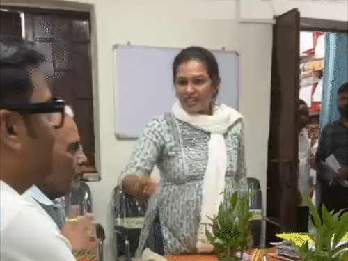 लिपिक बोली- तू है कौन, इतना मारेंगे न…:DEO के सामने दी धमकी, अधिकारी बोले; पारिवारिक विवाद में बवाल