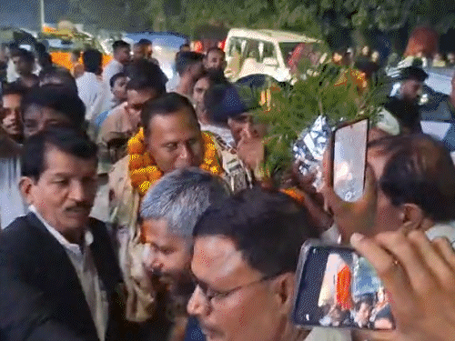 कोसी स्नातक सीट पर BJP के एनके यादव की हैट्रिक:10,026 वोटों से दर्ज की जीत, हजारों समर्थक पहुंचे आवास; जश्न में पटाखे फोड़े-लड्डू बांटे