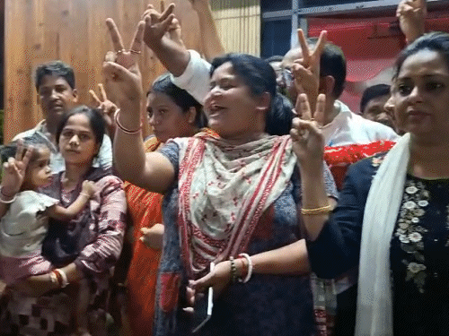 पाकुड़ के होटल में मालदा पुलिस की घेराबंदी:26 जिप सदस्यों को ले जाने पहुंची पुलिस, साथ जाने से इनकार पर बढ़ा विवाद