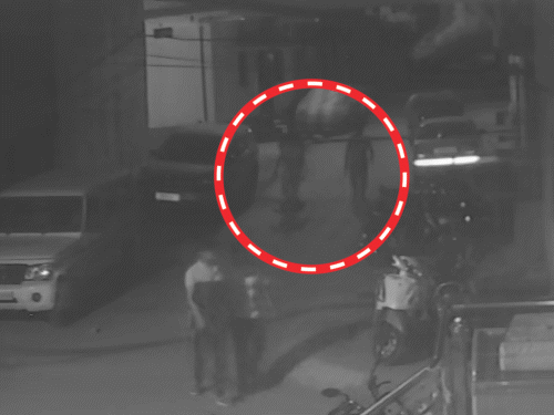 जमशेदपुर में दुकानदार के घर-दुकान पर फायरिंग:8 लाख रुपए लोन लिए थे, 6 लाख रुपए लौटाने को लेकर विवाद, CCTV आया सामने