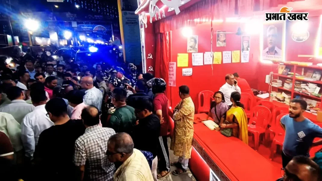 दुर्गा पूजा बनाम शारदोत्सव : बंगाल के इस्लामपुर में माकपा के बुक स्टॉल में तोड़फोड़, कई कार्यकर्ता लहूलुहान