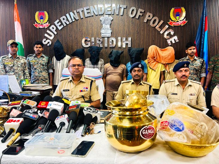 गिरिडीह में चोर गिरोह का खुलासा, 7 आरोपी पकड़े गए:13 चोरी के मामलों का खुलासा; 3.70 लाख का सोना, नकदी और बाइक बरामद