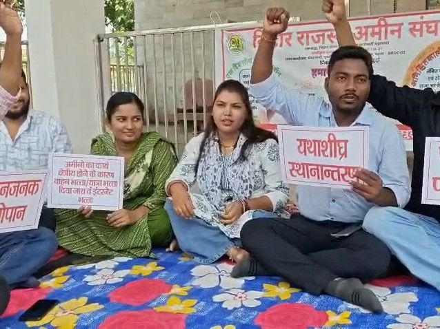 राजस्व अमीनों के सामूहिक अवकाश से जमीन मापी पर संकट:नौ सूत्री मांगों को लेकर धरना, 6 अक्टूबर से अनिश्चितकालीन हड़ताल की चेतावनी