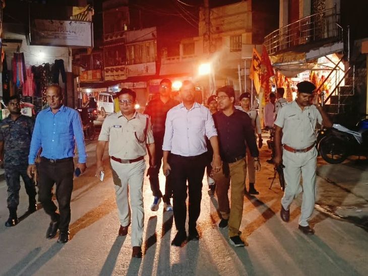 SDM और ASP ने पूजा पंडालों की सुरक्षा जांची:सीतामढ़ी के परिहार-सोनबरसा में फ्लैग मार्च, बराही-बेला में शांति समिति की मीटिंग
