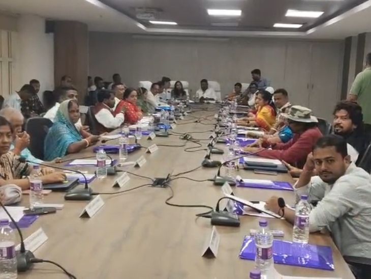 देवघर नगर निगम ने छठ की तैयारियों पर चर्चा की:दूसरी बोर्ड बैठक में घाटों की सफाई, वस्त्र बदलने के कक्ष और प्लास्टिक मुक्त शहर पर जोर