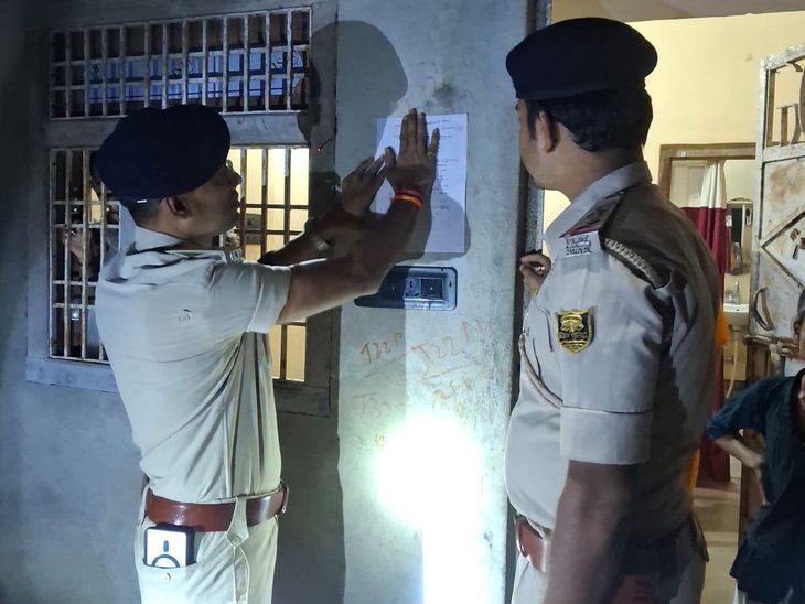 हत्या के 3 फरार आरोपियों के घर इश्तेहार चिपकाया:ढोल बजाकर कोर्ट के आदेश पर कार्रवाई, सरेंडर नहीं करने पर होगी कुर्की-जब्ती