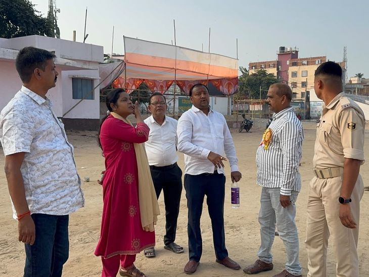 नवादा- रावण वध देखने जुटेंगे 50 हजार से ज्यादा लोग:हरिश्चंद्र स्टेडियम में खुलेंगे 3 प्रवेश गेट, सुरक्षा के लिए 4 टावर, सीओ ने लिया जायजा