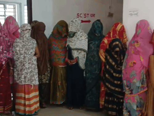मुजफ्फरपुर- भीड़ में चेन-पर्स उड़ाने वाली 15 महिलाएं गिरफ्तार:यूपी-बिहार के 4 जिलों की हैं महिलाएं; गोल घेरा बनाकर भीड़ में घुसती, चेन-पर्स पर करती थीं हाथ साफ