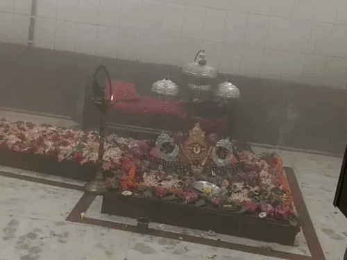 हयहट्ट देवी सिद्धपीठ में प्रतिमा नहीं,सिंहासन की होती है पूजा:अष्टमी की रात निशा पूजा, 56 प्रकार के व्यंजनों का भोग लगता है; दूर-दूर से पहुंचते हैं भक्त