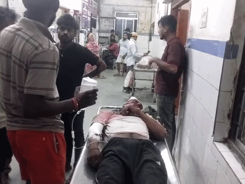 औरंगाबाद में दो बाइकों की आमने-सामने टक्कर:तीन युवक गंभीर रूप से घायल, बेहतर इलाज के लिए सदर अस्पताल से हायर सेंटर रेफर