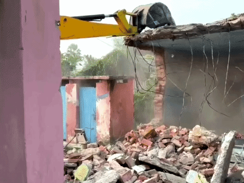 किरतपुर प्राइमरी स्कूल के जर्जर भवन को बुलडोजर से गिराया:बेंच-डेस्क, ईंटों के सहारे टिकी थी छत; जर्जर बिल्डिंग में पढ़ रहे थे 191 बच्चे, दूसरी जगह किया शिफ्ट
