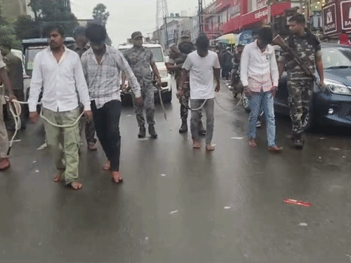 बंगाल ज्वेलर्स लूटकांड के 4 मुख्य आरोपियों का कराया परेड:गोड्डा सदर बाजार में सीन री-क्रिएट कर पुलिस ने की कार्रवाई, बाइक भी बरामद