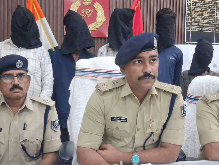 महिलाओं और बुजुर्गों की रेकी कर छीनते थे चेन:मुजफ्फरपुर में दो अपराधी गिरफ्तार; घर की बालकनी में कचरे के डिब्बे से पिस्टल बरामद