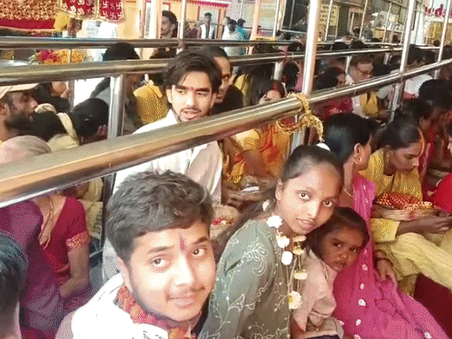 शारदीय नवरात्र: गयाजी के मंगला गौरी मंदिर में उमड़ी भीड़:रात 2 बजे से ही पहुंच रहे श्रद्धालु, प्रबंधन की ओर से विशेष इंतजाम किए; सुरक्षा कड़ी