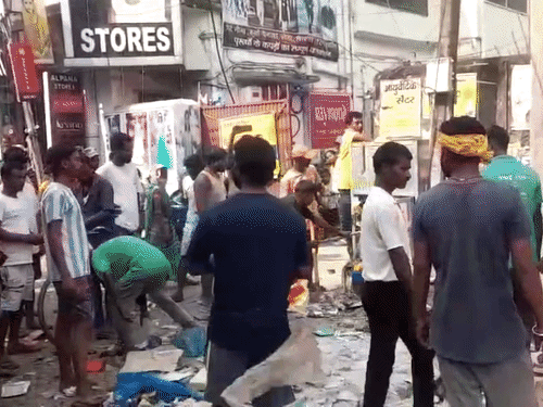 जामताड़ा में सफाई कर्मियों ने सड़कों पर कचरा फेंका:मानदेय नहीं मिलने से नाराज कर्मियों का प्रदर्शन, सफाई व्यवस्था पर उठे सवाल