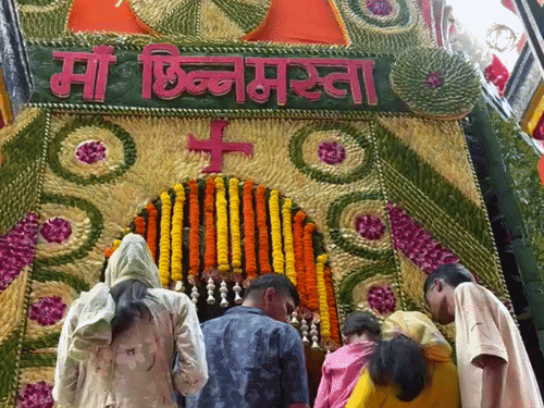 मां छिन्नमस्तिके मंदिर को फूलों से सजाया गया:कोलकाता के कारीगरों ने ताल पत्ता और रंग-बिरंगे फूलों से दिया अलौकिक रूप