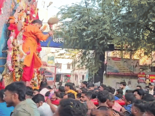 गिरिडीह में महिलाओं ने किया सिंदूर खेला:श्रद्धालुओं ने मां दुर्गा की प्रतिमा कंधे पर उठाकर निकाली विसर्जन यात्रा, सुंदर तालाब में विसर्जन