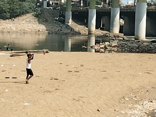 प्रतिमा विसर्जन के बाद बांस से बनेंगे गरीबों के घर:विसर्जन घाट पर दिखा नजारा, बांस-बल्लियों से झोपड़ी की टूटी छत को देंगे सहारा