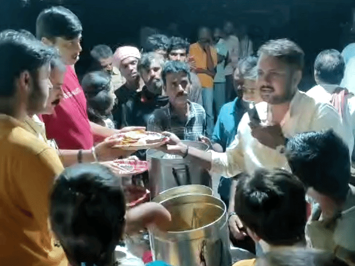 मुजफ्फरपुर में 5 साल से हर रात मुफ्त भोजन:100 से ज्यादा जरूरतमंदों को मिल रहा भरपेट खाना, 'मां की रसोई' की पहल