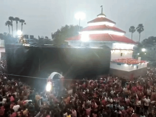 बांका के प्रसिद्ध तिलडीहा दुर्गामंदिर में उमड़ी भीड़:शारदीय नवरात्र की पहली पूजा पर 1.5 लाख श्रद्धालुओं ने किया जलाभिषेक, 400 साल पुराना मंदिर