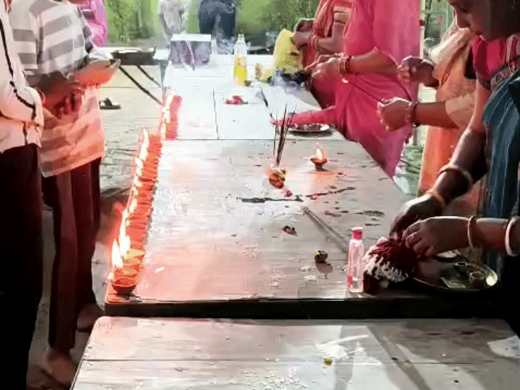हाथों में दीप लेकर मां के दरबार पहुंचीं महिलाएं:संध्या आरती से पहले लगी रही श्रद्धालुओं की भीड़, सुख-शांति की हुई प्रार्थना