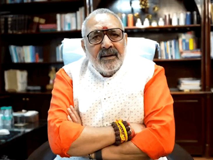 Giriraj Singh Slams Rahul-Priyanka Over Protest Style