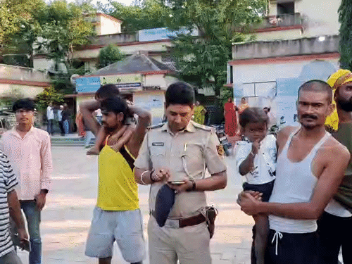 मेला देखने जा रही महिला की सड़क हादसे में मौत:समस्तीपुर में अज्ञात गाड़ी ने बाइक में मारी टक्कर, बेटा गंभीर; 3 साल की नतनी बची