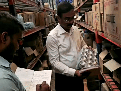रिलायंस के स्टोर में मिले कबूतर, फर्श पर गंदगी:फ्लिपकार्ट के वेयरहाउस में रखे 293 पैकेट चायपत्ती की बिक्री पर रोक, पनीर का सैंपल लिया