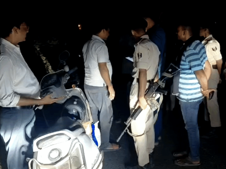 ज्वेलर्स से 60 हजार कैश-सोने के जेवर लूटे:शॉप बंद कर घर लौट रहे थे कारोबारी, रास्ते में हथियार दिखाकर बदमाशों ने रोका