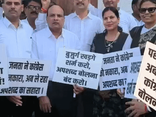 'बुजुर्ग खड़गे शर्म करो' पोस्टर के साथ BJP का प्रोटेस्ट:पटना में सड़क पर उतरे कार्यकर्ता; कांग्रेस अध्यक्ष ने कहा था- मोदी का बाप भी जाएगा