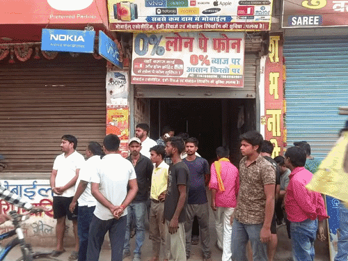 पटना में मोबाइल दुकान से 45 लाख की चोरी:शटर काटकर फोन ले उड़े बदमाश, DIU और FSL टीम ने जुटाए सबूत; चोरों की तलाश जारी