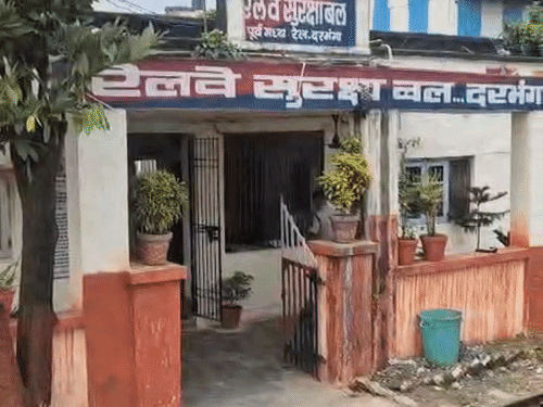 दरभंगा- पुलिस कस्टडी से फरार हत्याकांड का आरोपी अरेस्ट:कोलकाता में अगस्त में वारदात को दिया था अंजाम, समस्तीपुर का रहने वाला है; बंगाल पुलिस को सौंपा