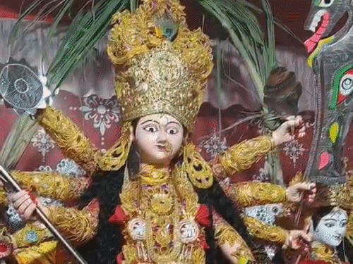 भोजपुर में पट खुलते ही उमड़े श्रद्धालु:जयकारों से गूंजा पूजा पंडाल, दीपों की रोशनी और घंटियों की गूंज के बीच भक्तों ने की पूजा–अर्चना