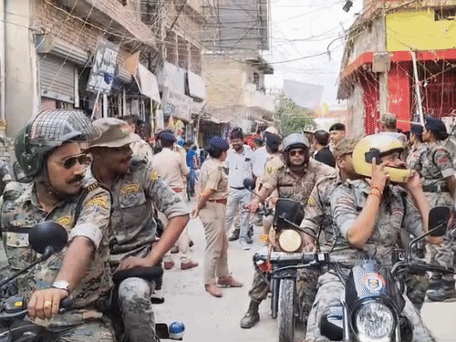 समस्तीपुर- दशहरा को लेकर शहर में फ्लैग मार्च:एसपी बोले- भयमुक्त होकर मनाएं पर्व, प्रशासन आपके साथ; 500 से अधिक जवान रहे शामिल