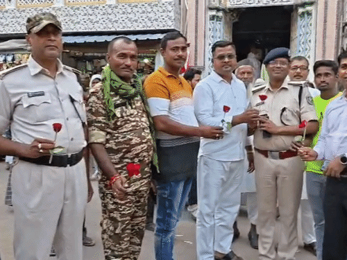 गुलाब का फूल देकर पुलिस ने दिया भाईचारे का संदेश:सौहार्द के साथ दुर्गापूजा मनाने की अपील, पुलिस-प्रशासनिक अधिकारियों ने मुस्लिम समुदाय के लोगों से की मुलाकात
