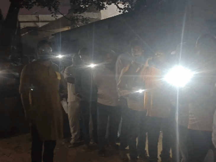 दरभंगा में शाम 7 बजे तक लाइन में रहे मतदाता:MLC चुनाव के लिए घनश्यामपुर में मोबाइल का टॉर्च जलाकर खड़े रहे 200 वोटर्स, अंधेरे में हुई वोटिंग