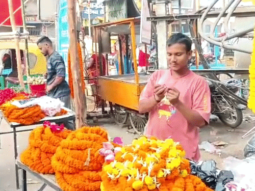 शारदीय नवरात्र का दूसरा दिन, फूलों की बढ़ी मांग:औरंगाबाद में गेंदा-गुलाब की बिक्री में उछाल; मंदिरों-पूजा पंडालों में मां दुर्गा का विशेष श्रृंगार