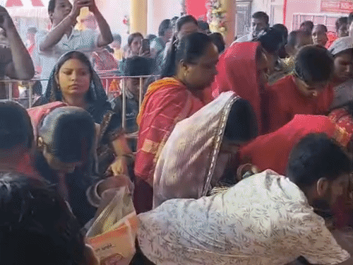समस्तीपुर- अष्टमी पर पूजा पंडालों में उमड़ी श्रद्धालुओं की भीड़:माता का खोईंछा भरने के लिए सुबह से जुटीं महिलाएं, पुरानी दुर्गा स्थान मंदिर में रही विशेष भीड़