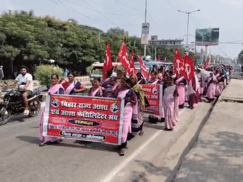 औरंगाबाद- सात सूत्री मांग को लेकर आशा-कार्यकर्ताओं का आक्रोश मार्च:सदर अस्पताल से निकलकर दानी बिगहा में धरना, बोलीं- मांग पूरी नहीं हुई तो सड़क जाम करेंगे
