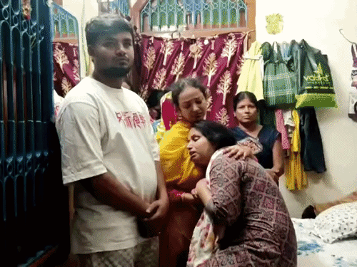 दुर्गा पूजा पंडाल में पत्नी के सामने उजड़ गई दुनिया:‘मेरा बच्चा मर जाएगा, कोई तो निकालो!’, ये थे अभिषेक के आखिरी शब्द; कोलकाता भगदड़ में पिता-पुत्र की मौत