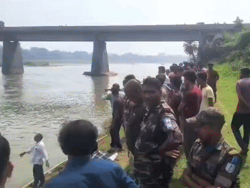 धनबाद में जितिया स्नान के दौरान किशोरी नदी में डूबी:बचाने उतरे मामा को लोगों ने सुरक्षित बाहर निकाला, गोताखोरों की मांग पर रोड जाम