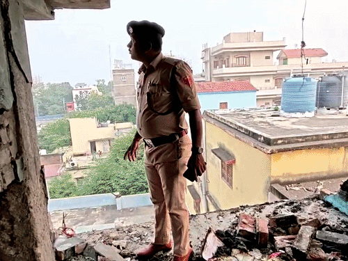 नालंदा में पानी गर्म करते समय गैस लीक:सिलेंडर ब्लास्ट से तीसरी मंजिल पर लगी आग; 30 हजार कैश समेत सामान जलकर राख