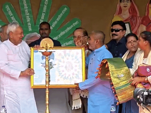 गयाजी पहुंचे बिहार के पूर्व सीएम नीतीश कुमार:'20 साल बेमिसाल' प्रदर्शनी का उद्घाटन किया, कार्यकर्ताओं ने किया भव्य स्वागत