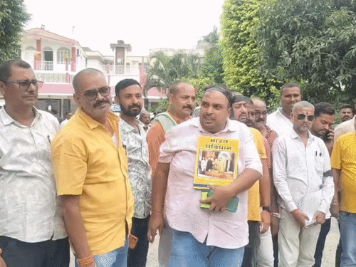 टेंडर में अनियमितता का आरोप, संविधान लेकर ठेकेदारों का प्रदर्शन:पूर्णिया निगम आयुक्त ने नियमानुसार कार्रवाई का दिया आश्वासन, बोले- रूल ऑफ लॉ के तहत एक्शन होगा