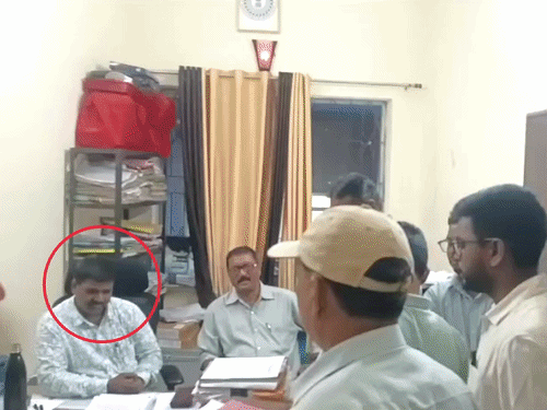 चतरा SDO का प्रधान लिपिक 15 हजार घूस लेते गिरफ्तार:ACB की टीम से कर्मचारियों ने की धक्का-मुक्की, गुंडागर्दी के आरोप लगाए