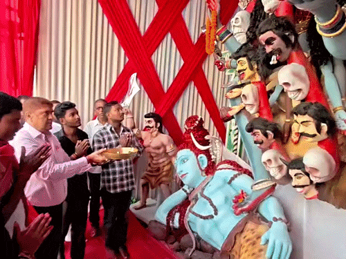 बिहारशरीफ में मां काली का पट खुलते ही उमड़ी भीड़:बीजेपी विधायक ने उतारी आरती; पंडाल में पहाड़ी और ग्रामीण जनजीवन का दृश्य, 30 से ज्यादा प्रतिमाएं